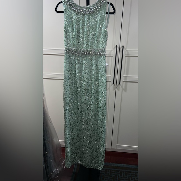 Sequined sleeveless embellished neckline long gown - Picture 6 of 8